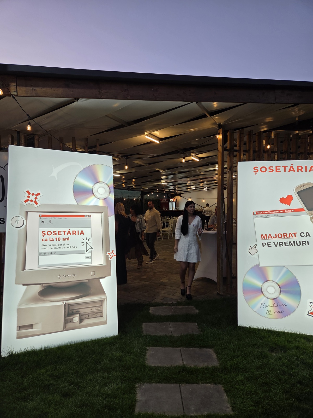 Intrarea la petrecere: doua panouri cu un calculator vechi, CD-uri si textul "Sosetaria ca la 18 ani" si "Majorat ca pe vremuri".