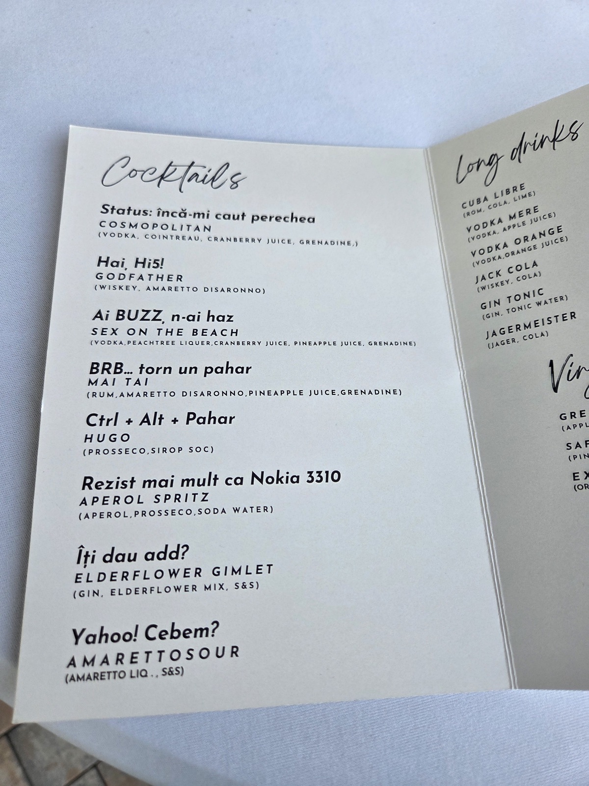Meniul de cocktailuri, cu nume ca "Ctrl + Alt + Pahar", "Rezist mai mult ca Nokia 3310" si "Yahoo! Cebem?".